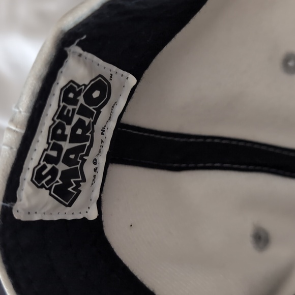 Super Mario snap back hat - Picture 3 of 5